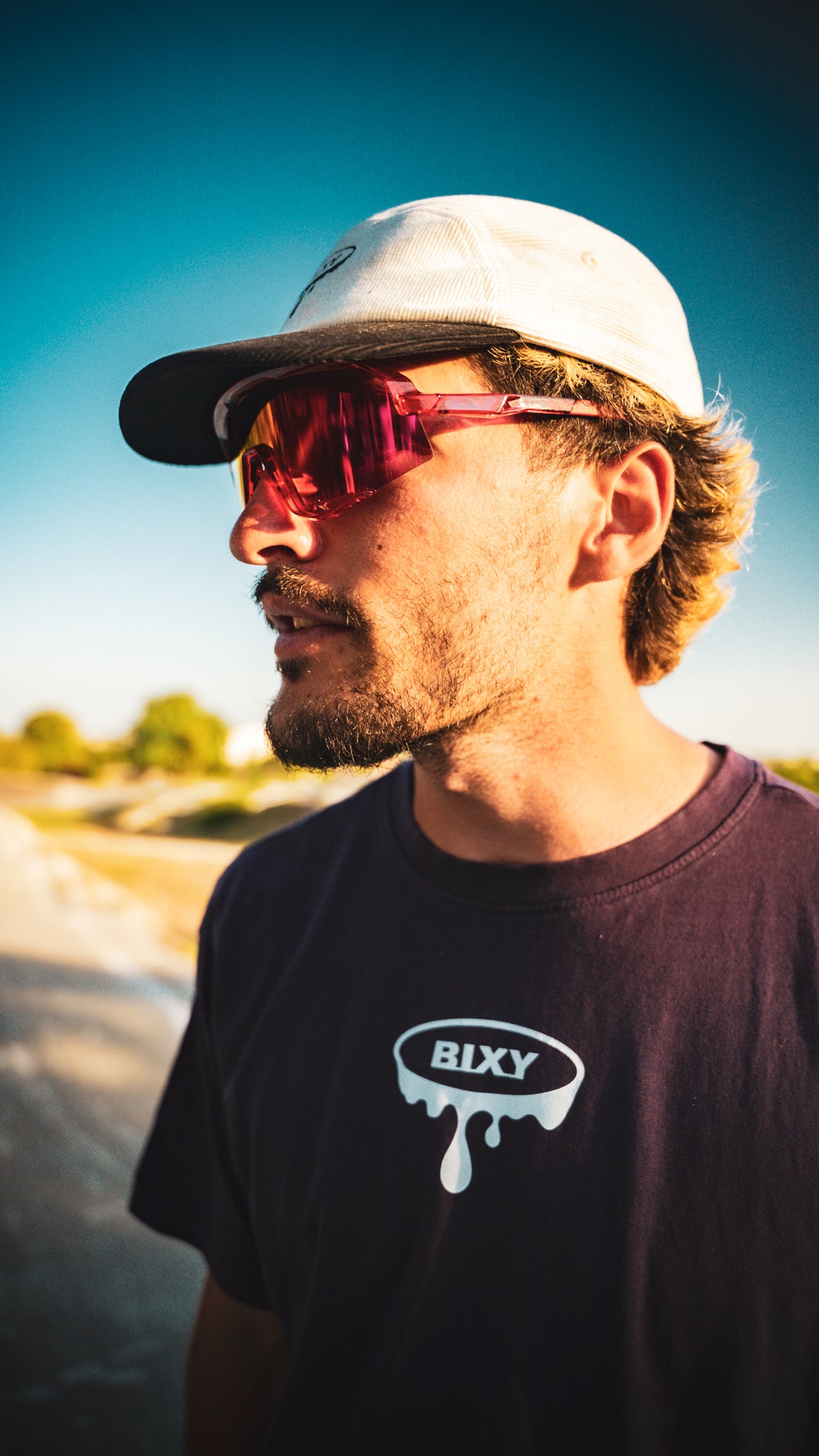 Rider BIXY en t-shirt de la marque, lumière dorée au skatepark